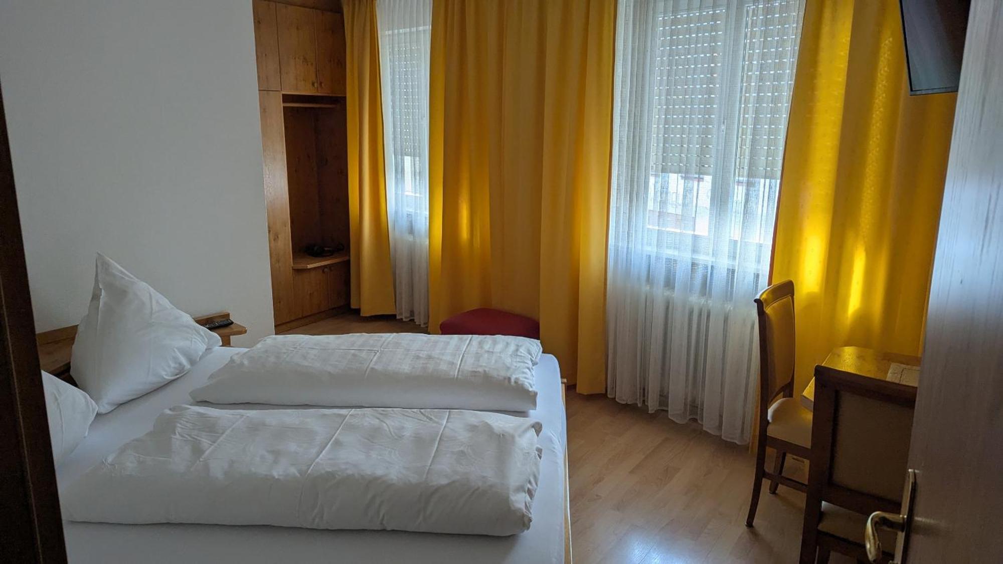 Dorfgasthof Zur Rose Obereisenheim Zimmer foto