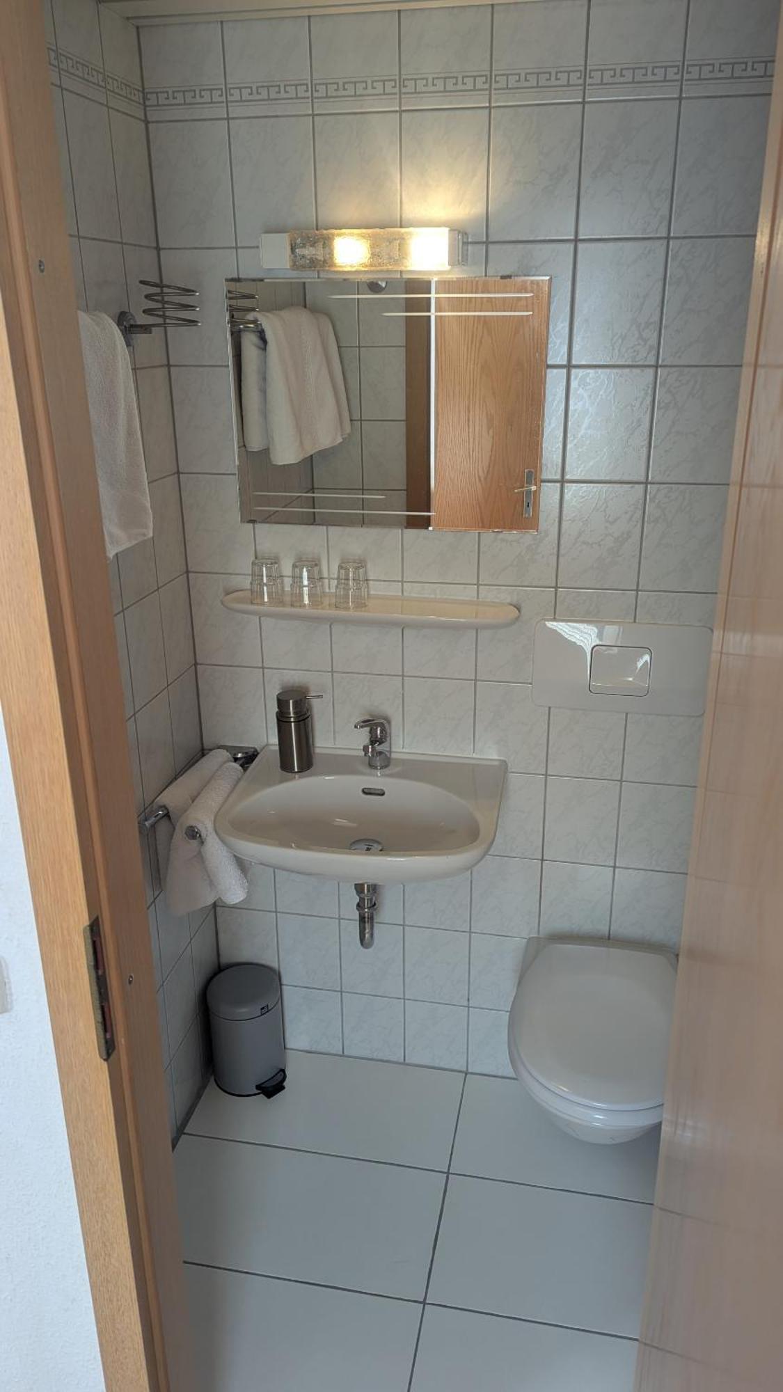 Dorfgasthof Zur Rose Obereisenheim Zimmer foto