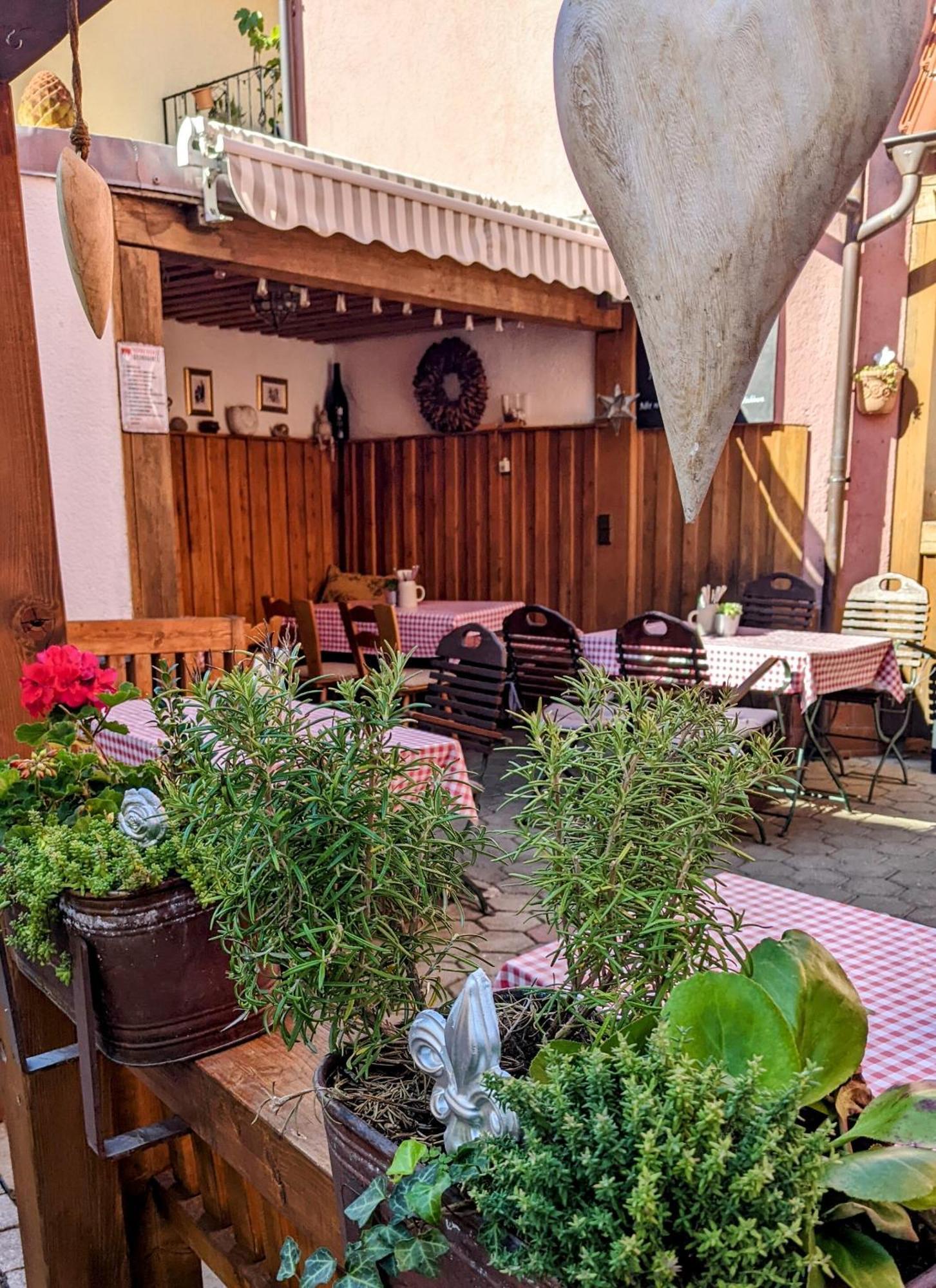 Dorfgasthof Zur Rose Obereisenheim Exterior foto