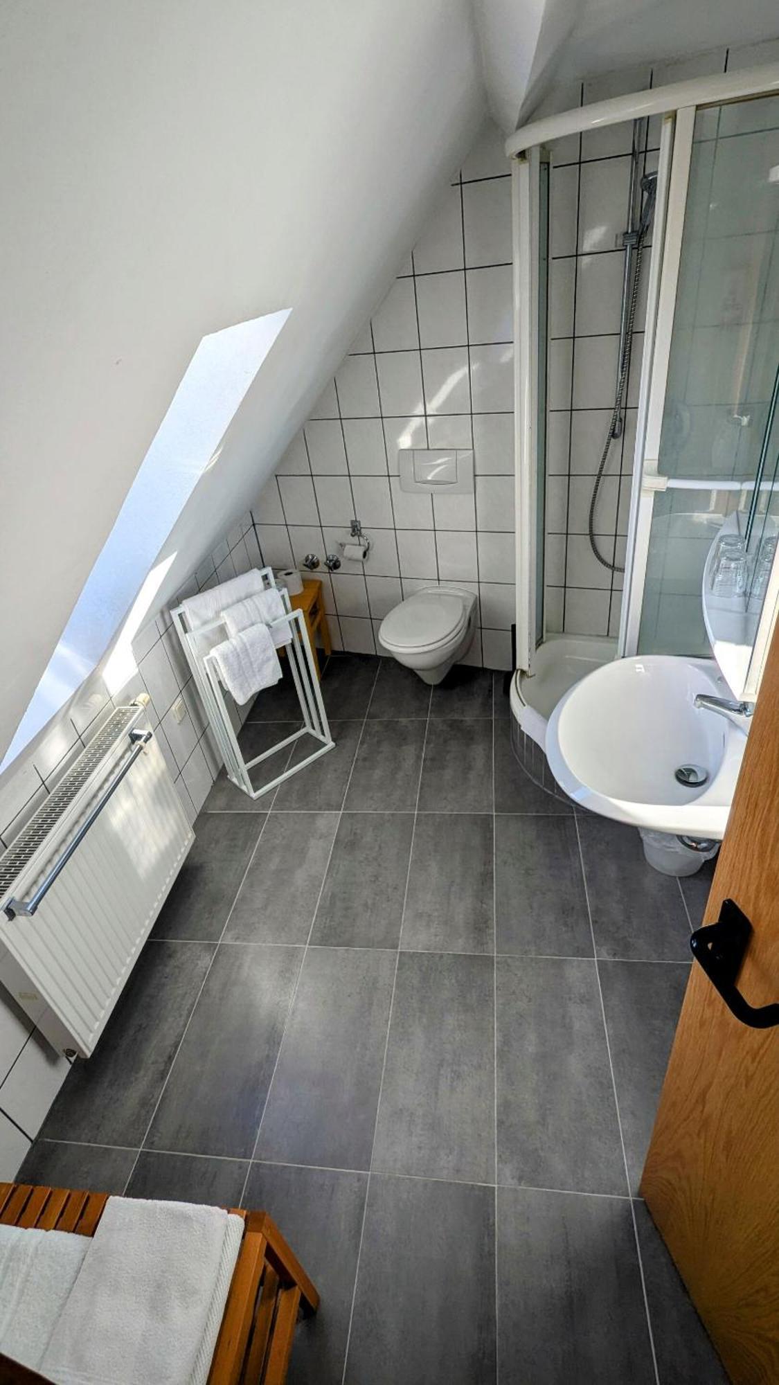 Dorfgasthof Zur Rose Obereisenheim Zimmer foto